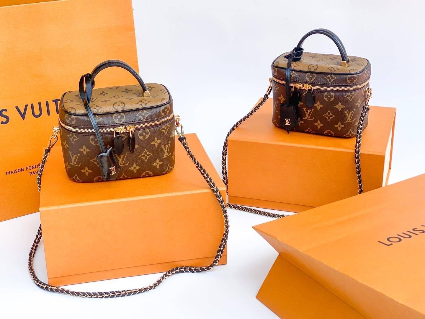 เข้าแล้วค่ะ 2 ใบเท่านั้น New Louis Vuitton vanity pm microchip ทรงสวย ใช้งานง่าย เป็น Everyday bag 🤭 อุปกรณ์: กล่อง/ถุงผ้า/การ์ด/ถุงกระดาษ/ริบบิ้น/ใบเสร็จ
