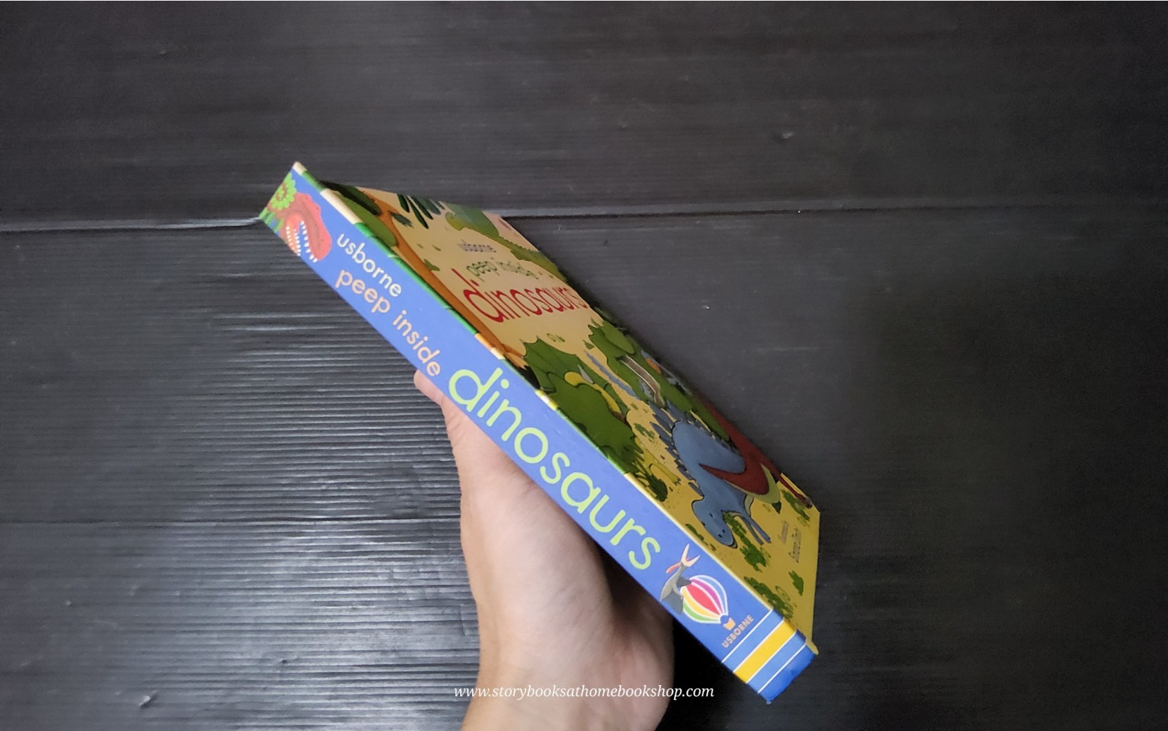 PEEP AND FLAP BOARD BOOK ** ð
ð
USBORNE PEEP INSIDE DINOSAURS