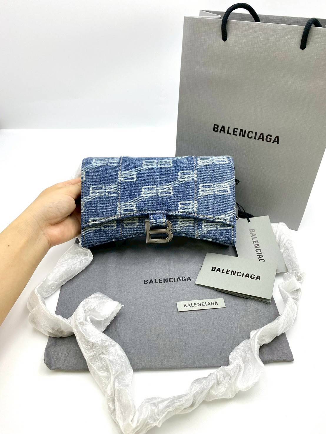New Balenciaga Balenciaga - Hourglass denim wallet on chain ขนาด : 19.5x12x5ซม