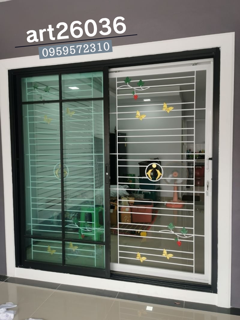 เหล็กดัดพร้อมมุ้งลวด บานเลื่อน กระจกสี ลายโลมา ติตดั้งประตู หน้าต่าง