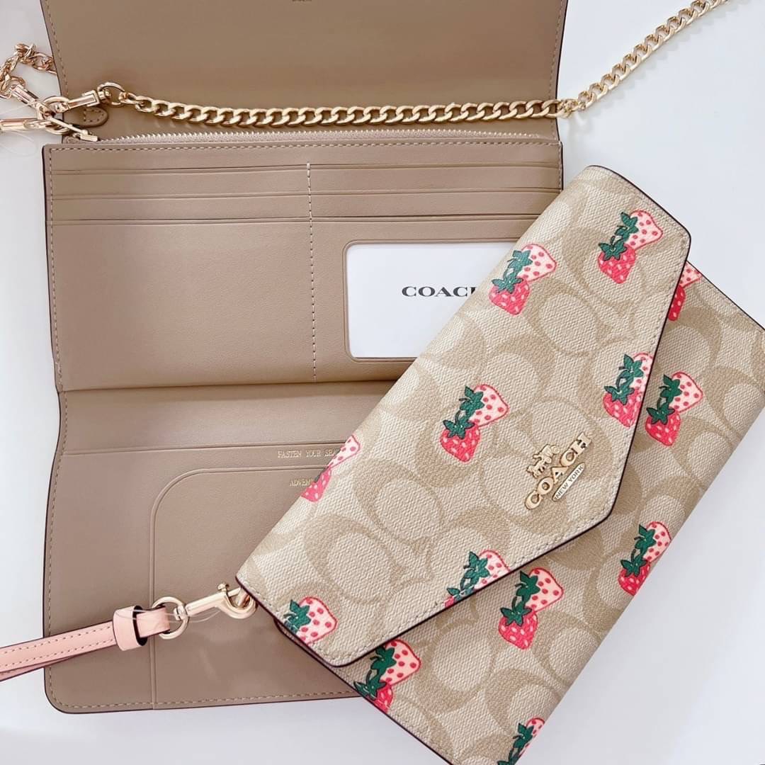 New Coach Travel Envelope Wallet In Signature Canvas With Strawberry Print 8 1/4" (L) x 4 1/2" (H) ใส่มือถือไอพลัสได้ค่ะ สายโซ่ในรูปคือ diy นะคะ