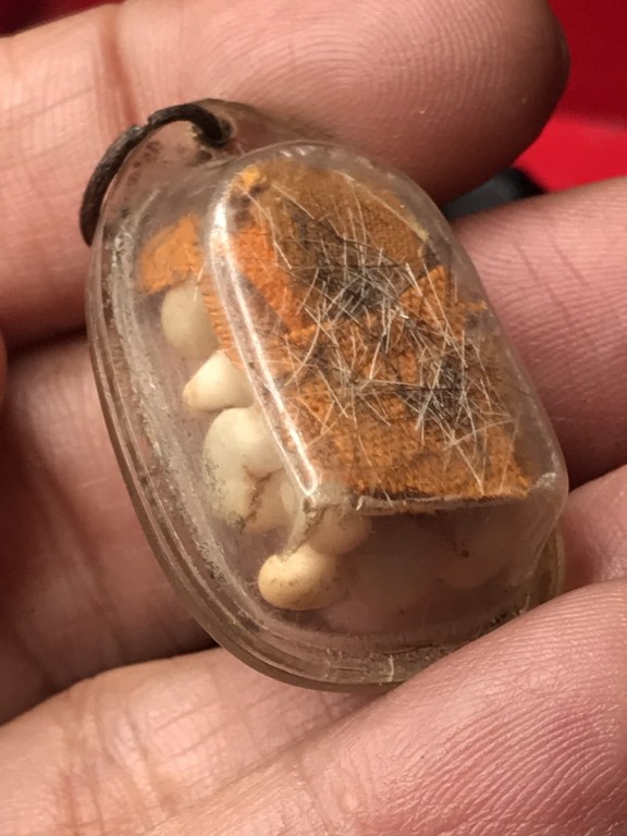 ประคำเม็ดกล้วยป่า พระเกศาพระธาตุข้าวบิณฑ์ หวายเสกเลี่ยมเดิม พระเกศาสายสิญจ์และจีวรหลวงปู่ครูบาชัยยะวงศา วัดพระพุทธบาทห้วยต้ม จ.ลำพูน ประคำ ได้มาจากชาวกะเหรี่ยงห้วยต้มชื่อจาเอ ส่วนชุดพระเกศาพระธาตุข้าวบิณฑ์ หวายเสก จีวรในขวดได้มาจากอดีตพระจอดี๊