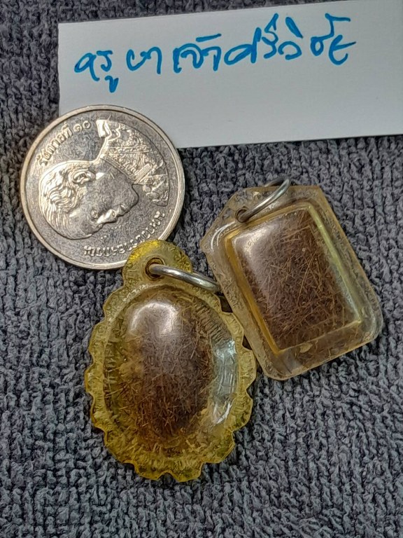 พระเกศาครูบาเจ้าศรีวิชัย และครูบาเจ้าอภิชัยขาวปี จ.ลำพูน จำนวน 5 เลี่ยมนี้ ได้มาจาก ร.ต.ต. ประดิษฐ์ อดีตนายตำรวจบ้านโฮ่ง จ.ลำพูน พระเกศาจำนวน 5 เลี่ยม ลุงประดิษฐ ์ได้มาจากผู้เฒ่าท่านหนึ่งในบ้านปวง อ.ลี้ เมื่อสมัย 30 ปีก่อน ราว ๆ พ.ศ.2532