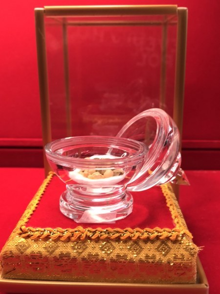 พระทันตธาตุหลวงปู่ครูบาชัยยะวงศา แกะเป็นรูปพระพุทธรูป พร้อมกับพระธาตุข้าวบิณฑ์