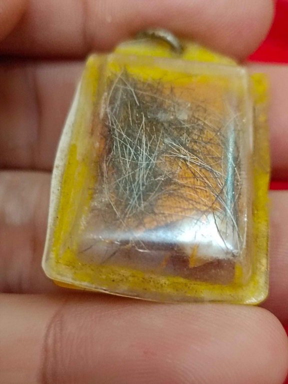 พระทันตธาตุ จีวร เกศา รูปถ่าย หลวงปู่แหวน วัดดอยแม่ปั๋ง เลี่ยมโบราณ ไม่น้อยกว่า 40 ปี เจ้าของเดิมเป็นศิษย์รับใช้หลวงปู่แหวน เป็นครูที่ อ.พร้าว ชื่อคุณพ่อประจักษ์ อายุ 95 ปี ปัจจุบัน (พ.ศ.2566) ยังมีชีวิตอยู่ ท่านเคยรับใช้หลวงปู่แหวน ช่วงปี 2524-2528