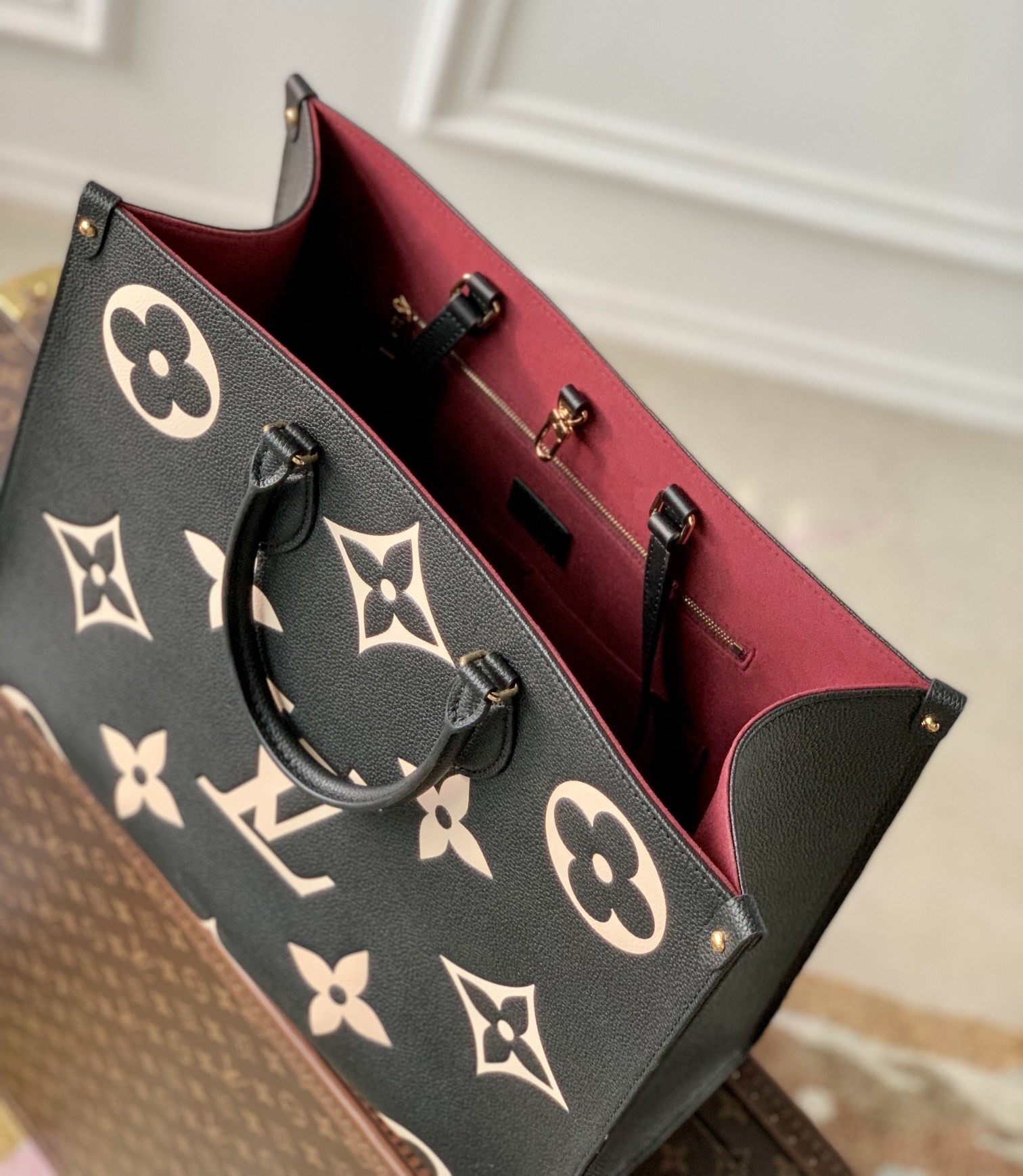 [Pre-order]กระเป๋า Tote bag Louis Vuitton Black Beige OnTheGo Embossed-M45945 งานคุณภาพที่ดีที่สุด