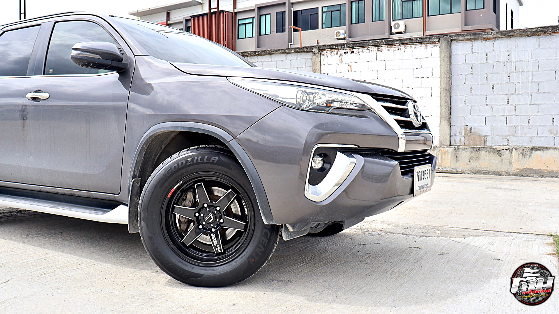 TOYOTA FORTUNER เปลี่ยนล้อยาง ล้อ COSMIS TYPE-R Revolution ขอบ18นิ้ว ยาง DCENTI GODZILLA 265/60R18 114H