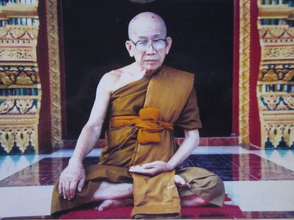 พระทันตธาตุครูบาเผือก วัดไชยสถาน ต.สบแม่ข่า อ.หางดง จ.เชียงใหม่ ได้มาจาก พี่ต้อม อายุประมาณ ๕๐ กว่าปี อยู่ตำบลหางดง อำเภอหางดง จ.เชียงใหม่ เจ้าของเดิมเป็นของคุณพ่อของพี่ต้อม ชื่อพ่อเตี้ย เสียชีวิตเมื่อปี ๒๕๖๒ หากอยู่ถึงปัจจุบัน ก็จะมีอายุ ๘๐ กว่าปี