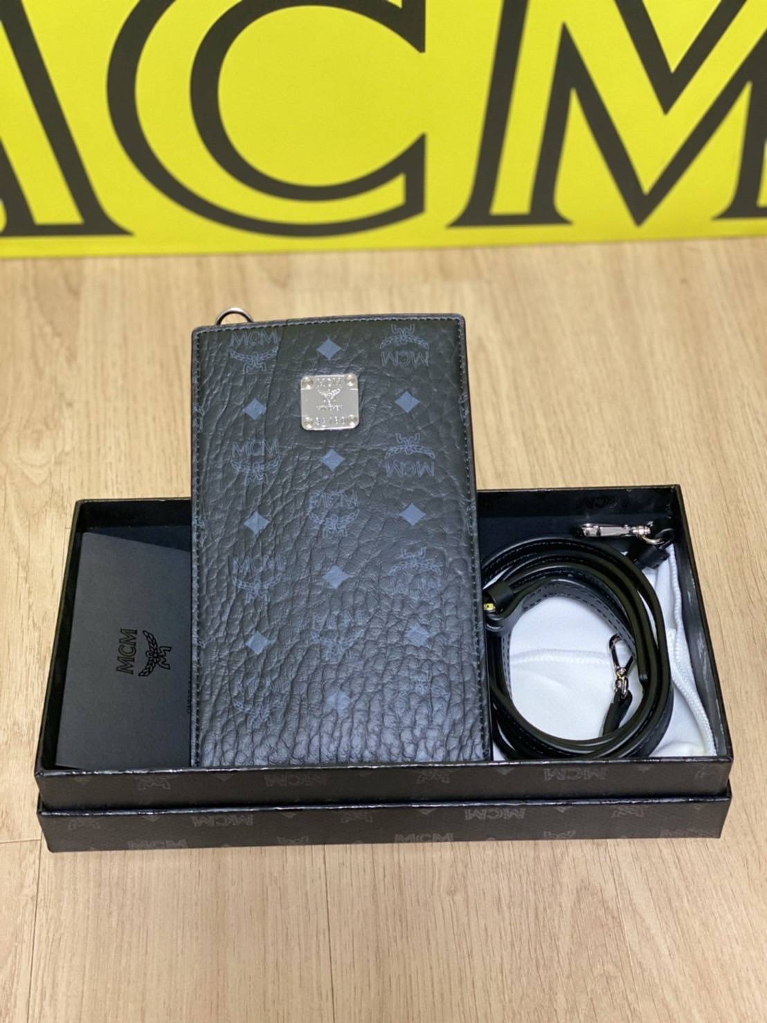 New Mcm phone bag crossbody สีดำ