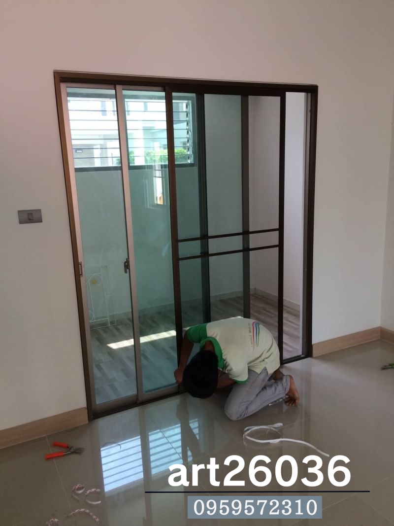 เหล็กดัด บานเลื่อนพร้อมมุ้งลวด เรียบง่าย