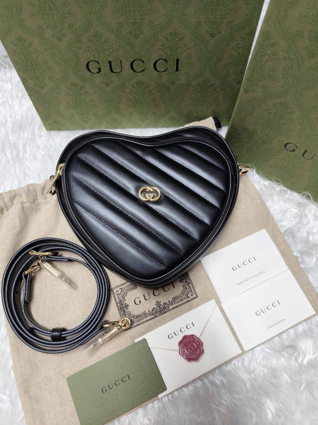รุ่นใหม่น่ารักมาก New Gucci Interlocking G Heart Shoulder Bag ทรงหัวใจ น่ารัก ด้านหลังเป็นปรกติจาก shop นะคะ sz.18.5cm x 20cm x 4.5cm อุปกรณ์ กล่อง บุ้ค ถุงผ้า ถุงกระดาษ