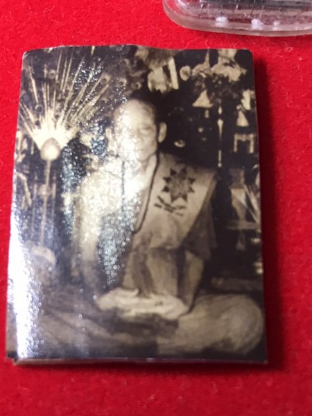 พระทันตธาตุครูบาชุ่ม / ตะกรุดหนังควาย / ชานหมากปิดทอง / รูปถ่ายหลังหนังควายติดพระเกศา และรูปถ่ายเก่า พร้อมกับเม็คประคำผงใบลานคลุกรัก หลวงปู่ครูบาชุ่ม โพธิโก วัดวังมุย เป็นขอพ่อติ๊บ คนบ้านป่าแก ต.ประตูป่า จ.ลำพูน