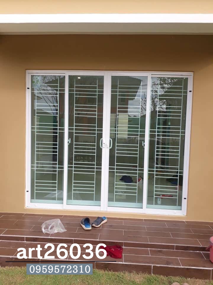 เหล็กดัดสีอบขาว ประตู กระจกบานเลื่อน มุ้งลวด