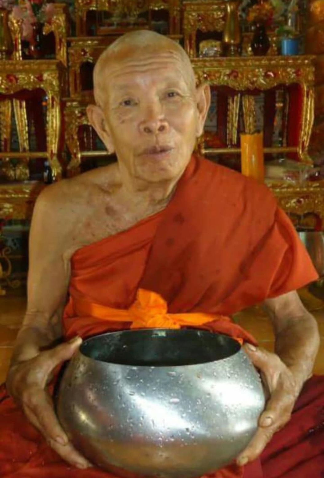 พระทันตธาตุครูบาศรีมา วัดผาลาด จ.ลำปาง ได้มาจากลุงขวัญ อายุ 72 ปี (บันทึก พ.ศ.2567) อาชีพขายข้าว ใน จ.ลำปาง และใน อำเภอเสริมงาม ลุงขวัญท่านเป็นศิษย์รับใช้ครูบาศรีมา ปี 2549 - 2558 ได้รับพระทันตธาตุ มาในปี 2558