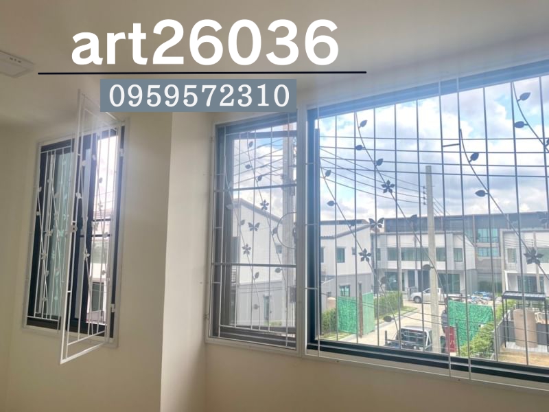 เหล็กดัดพร้อมมุ้งลวด สวยๆ ลายผีเสื้อ กระจกสี บานเลื่อน