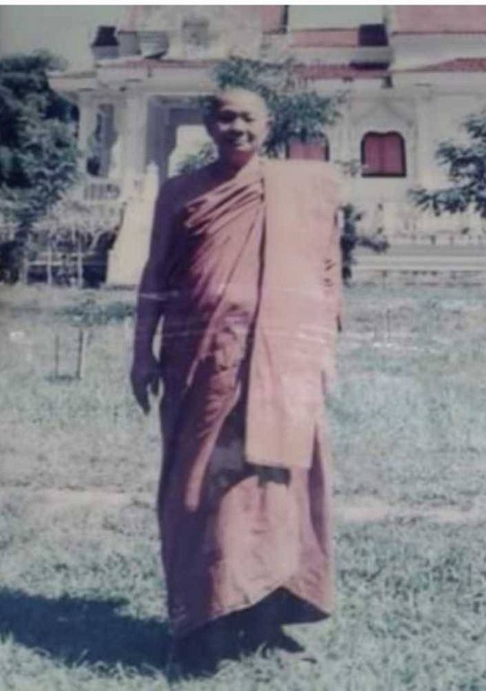 พระทันตธาตุ พระเกศา จีวร หลวงพ่อตี๋ วัดพรหมวิหาร อ.แม่สาย จ.เชียงราย เจ้าของเดิมชื่อลุงสงวน เคยเป็นคนขับรถหลวงพ่อตี๋ อยู่บ้านป่าเหมือด ต.แม่สาย อ.แม่สาย จ.เชียงราย เสียชีวิตเมื่อวันที่ 9 มีนาคม 2558 อายุ 78 ปี ได้มาจากพี่พร อายุ 47 ปี ลูกสาวลุงสงวน