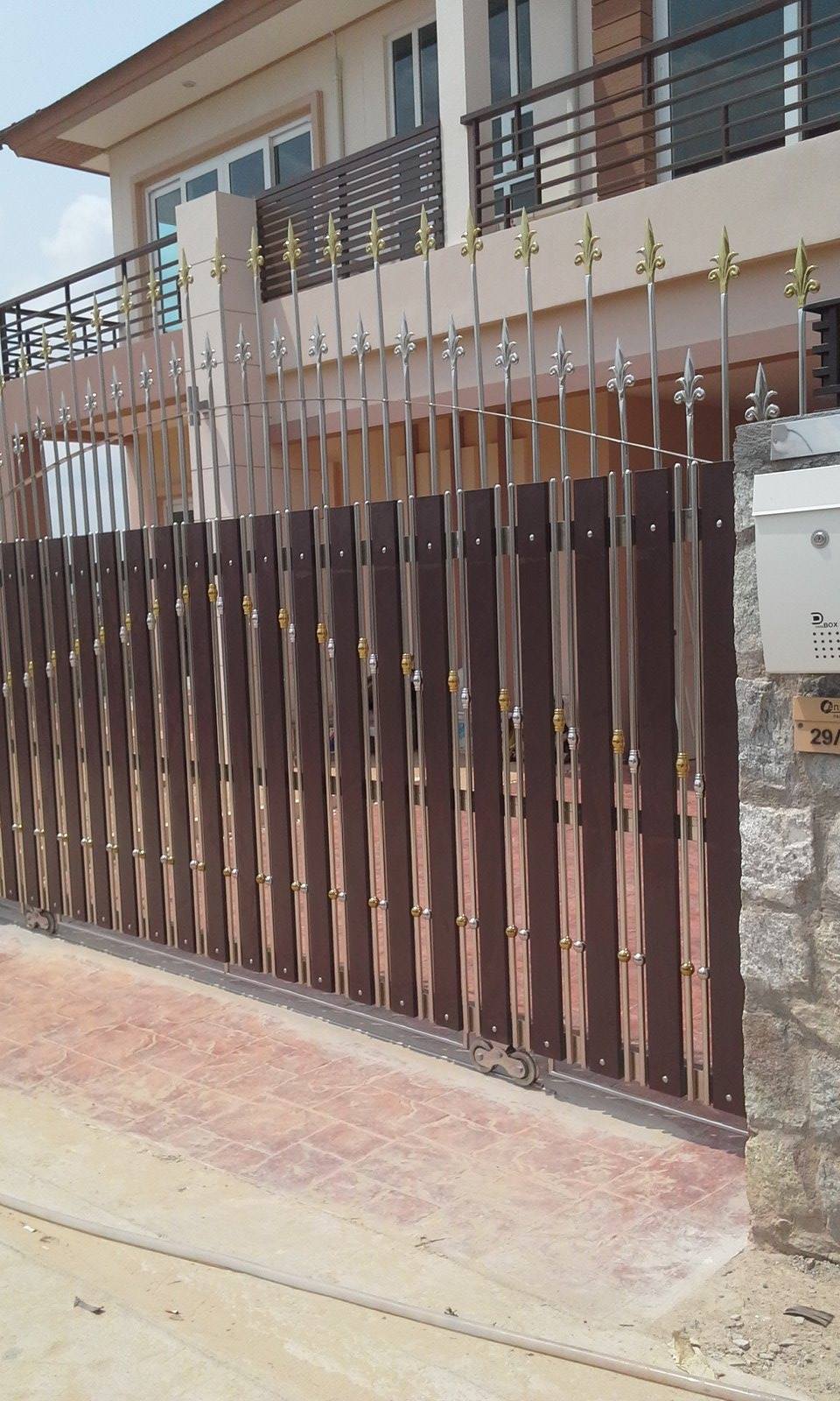 รั้วหน้าบ้าน