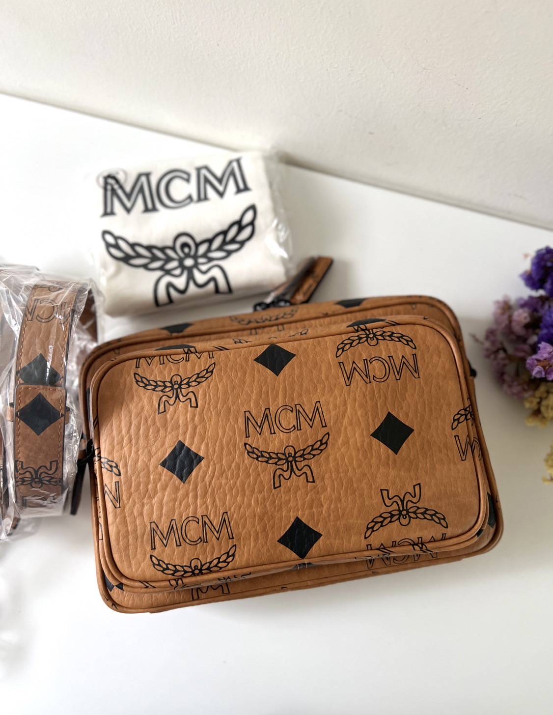 New Mcm Small Aren Crossbody in Maxi Visetos Cognac Sz.5.5 x 25.0 x 16.5 ซม. อุปกรณ์.ถุงผ้า/การ์ดช็อป