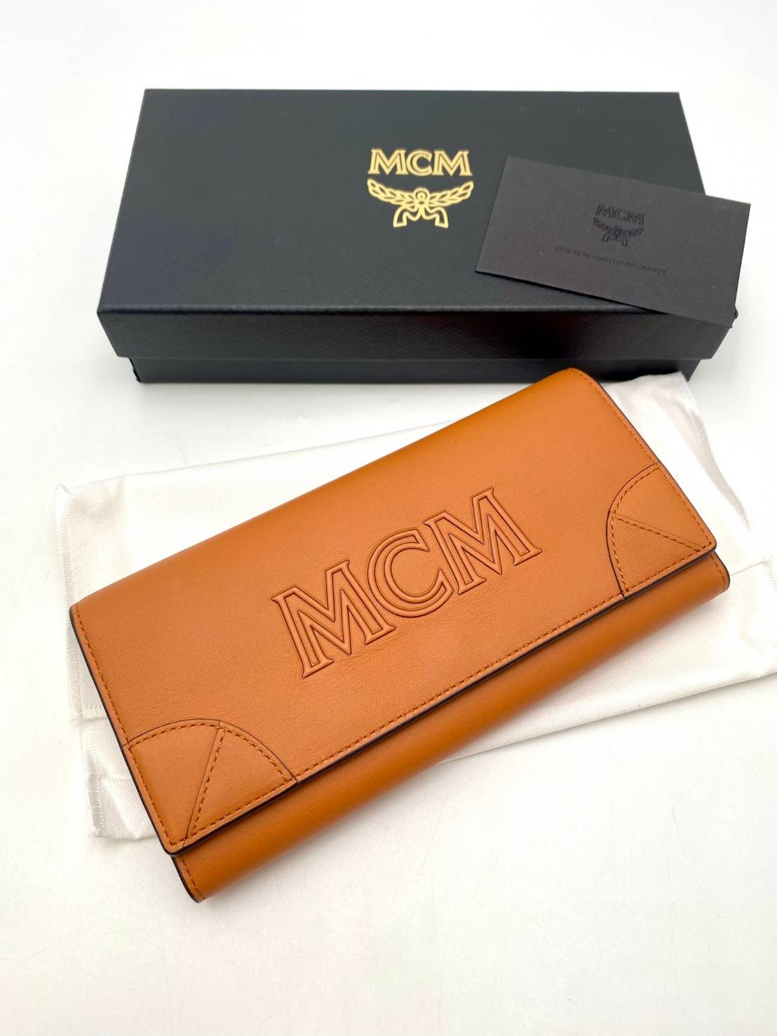 โปร. New Mcm wallet *ตัดป้ายขาวเล็กน้อยจากบริษัท mcm* ขนาด : 19x9.5ซม.