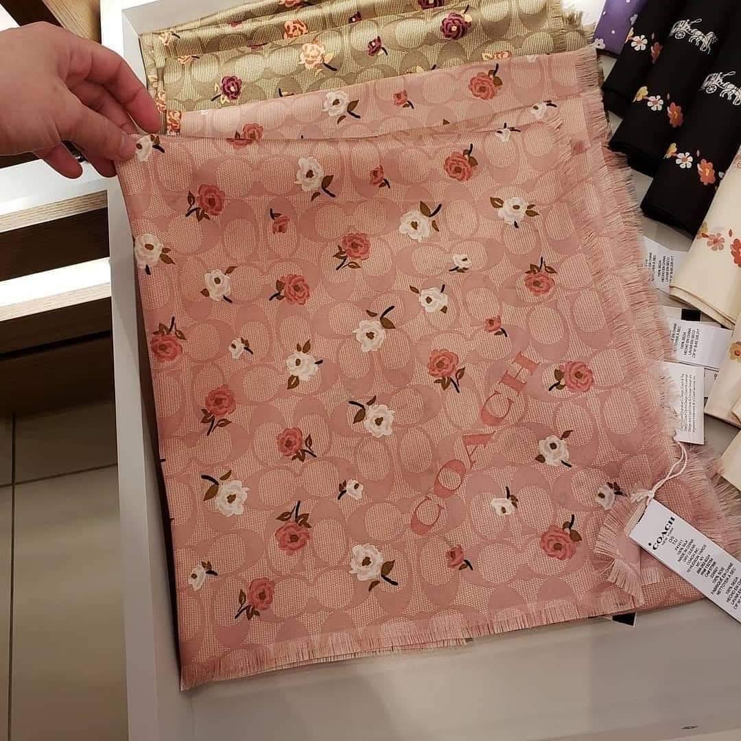 New COACH SIGNATURE TOSSED PEONY PRINT SILK SQUARE สี KHAKI/PINK นุ่มนิ่มลื่นสไตล์ผ้าไหม ขนาด 35" x 35"