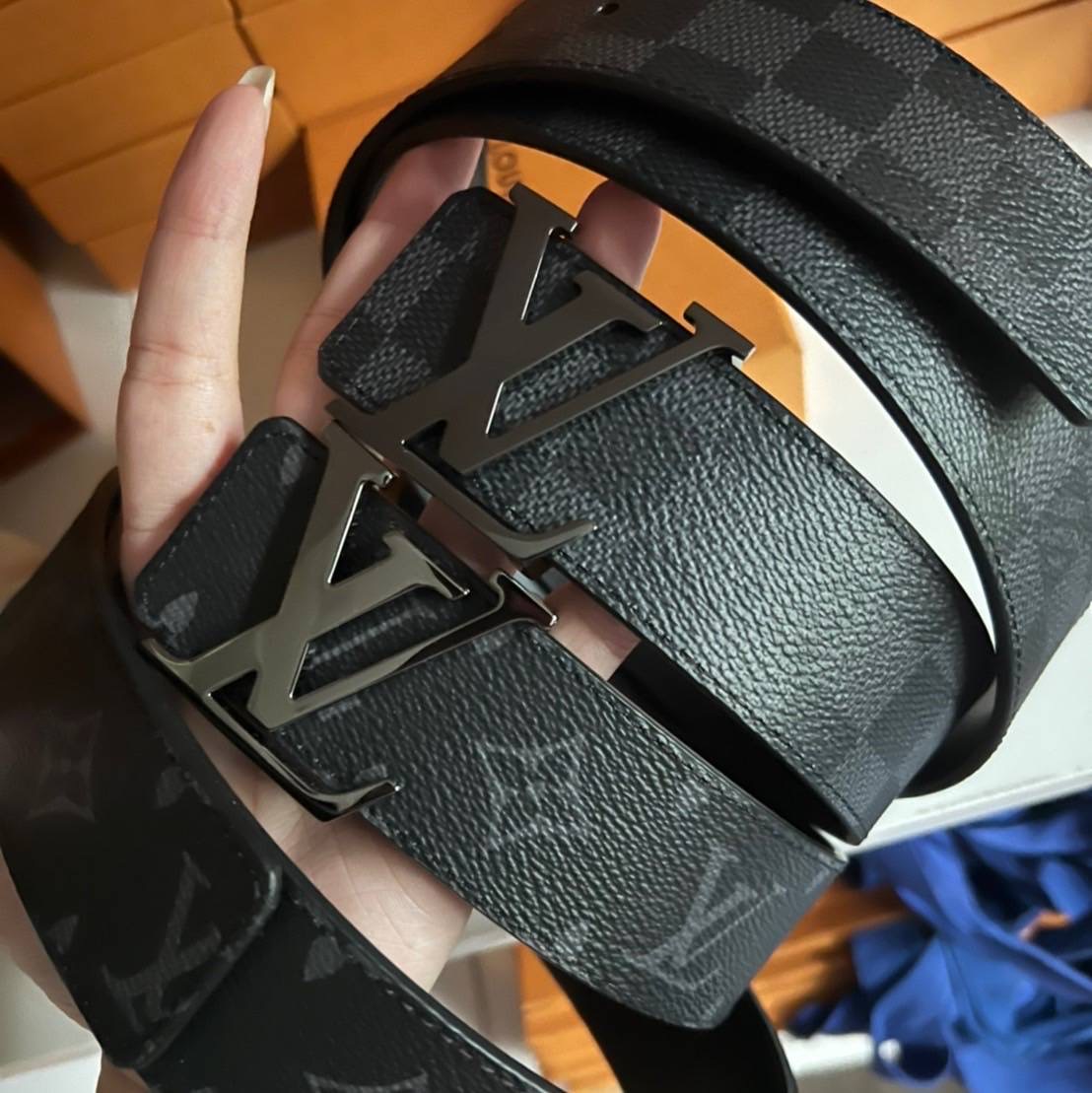 New Louis Vuitton reversible belt dc22 ใส่ได้ 2 ด้าน สีดำ / ลาย ขนาดเข็มขัด LV (ซม.) 80 cm