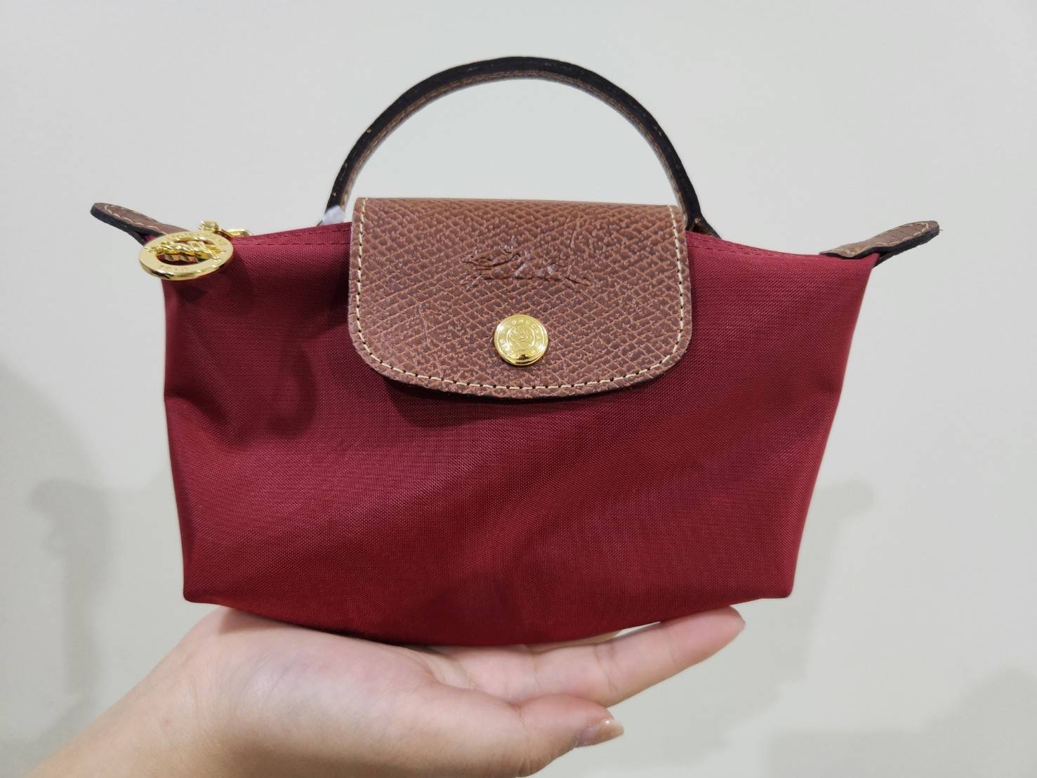 New Longchamp Le pliage Pouch with handle สุดฮิต ตัวกระเป๋ามีแค่หูถือ ลูกค้าสามารถซื้อสามารถยาวมาสะพายเป็น cross body เองได้ค่ะ ขนาด 17cm(L) x 11cm(H) x 5.5cm(W)