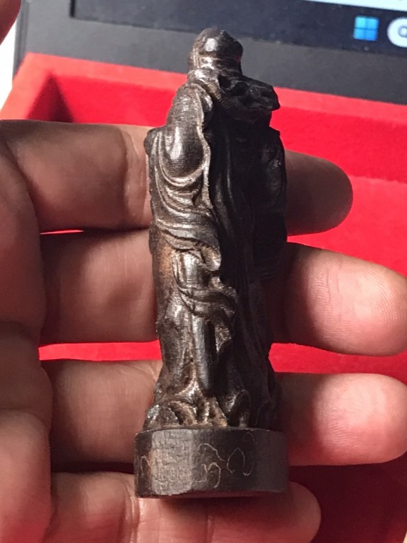 ท่านกวนอู ไม้แกะ มีรอยจาร เนื้อไม้มีสีดำ น้ำหนักไม่มากนัก ได้มาจากอดีตพระวัดพระพุทธบาทห้วยต้ม ชื่อพระจอดี้ เคยรับใช้ครูบาวงศ์ราว ๆ ปี 2537-2543 ท่านเล่าว่าท่านได้มาประมาณปี 2538 ช่างไทยใหญ่แกะถวายให้ครูบาวงศ์เสก เพื่อบูชาติดตัวไปทำงานที่อื่น