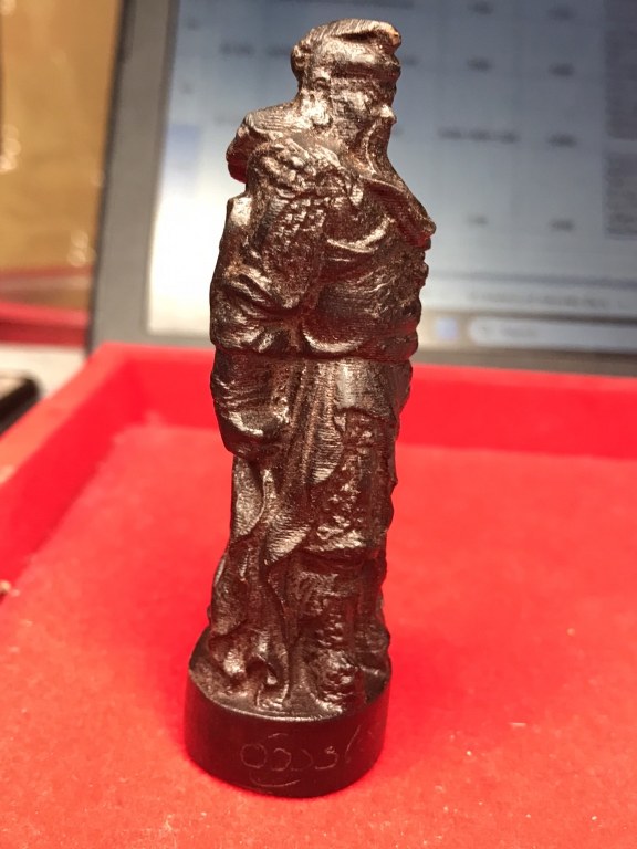 ท่านกวนอู ไม้แกะ มีรอยจาร เนื้อไม้มีสีดำ น้ำหนักไม่มากนัก ได้มาจากอดีตพระวัดพระพุทธบาทห้วยต้ม ชื่อพระจอดี้ เคยรับใช้ครูบาวงศ์ราว ๆ ปี 2537-2543 ท่านเล่าว่าท่านได้มาประมาณปี 2538 ช่างไทยใหญ่แกะถวายให้ครูบาวงศ์เสก เพื่อบูชาติดตัวไปทำงานที่อื่น