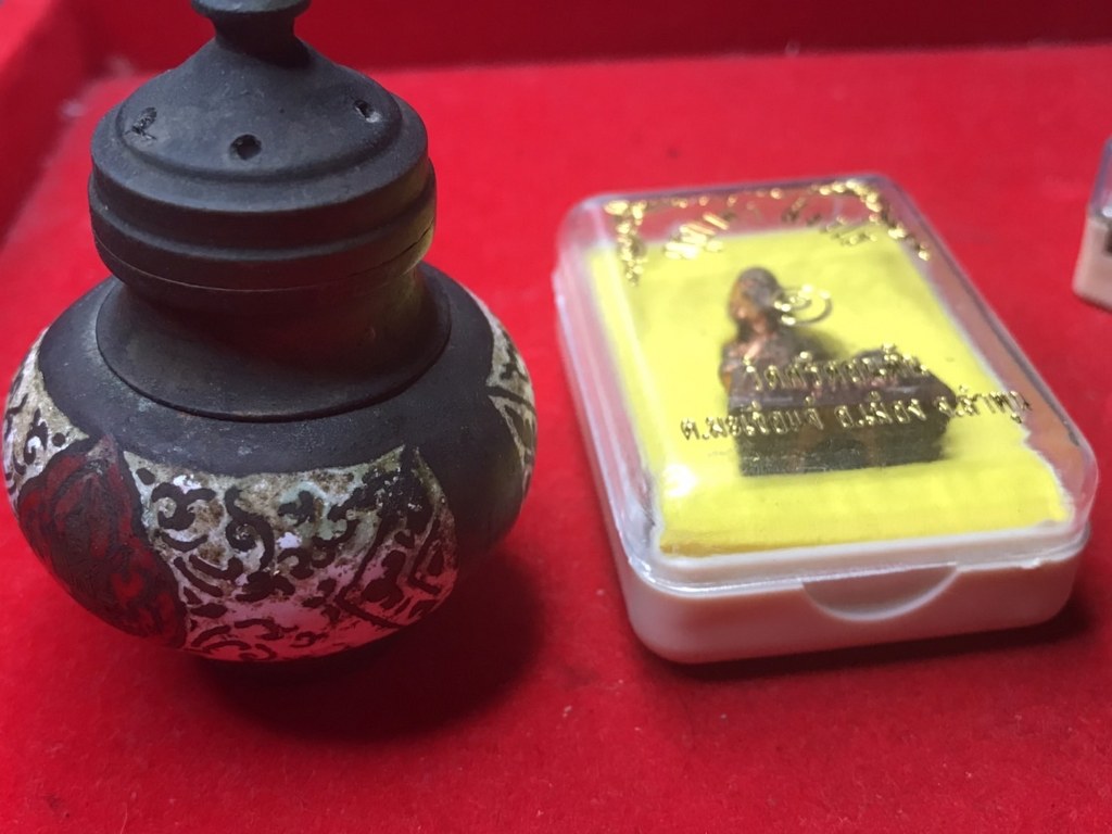 พระทันตธาตุครูบาคำ สังวโร วัดศรีดอนตัน ต.มะเขือแจ้ อ.เมือง จ.ลำพูน ชุดนี้ได้มาจาก พระชัย อายุ 42 ปี เคยอยู่กับ และรับใช้ครูบาคำ ตอนนี้ (พ.ศ.2566) พระชัยจำพรรษาอยู่วัดแม่สารป่าขาม อ.เมือง จ.ลำพูน