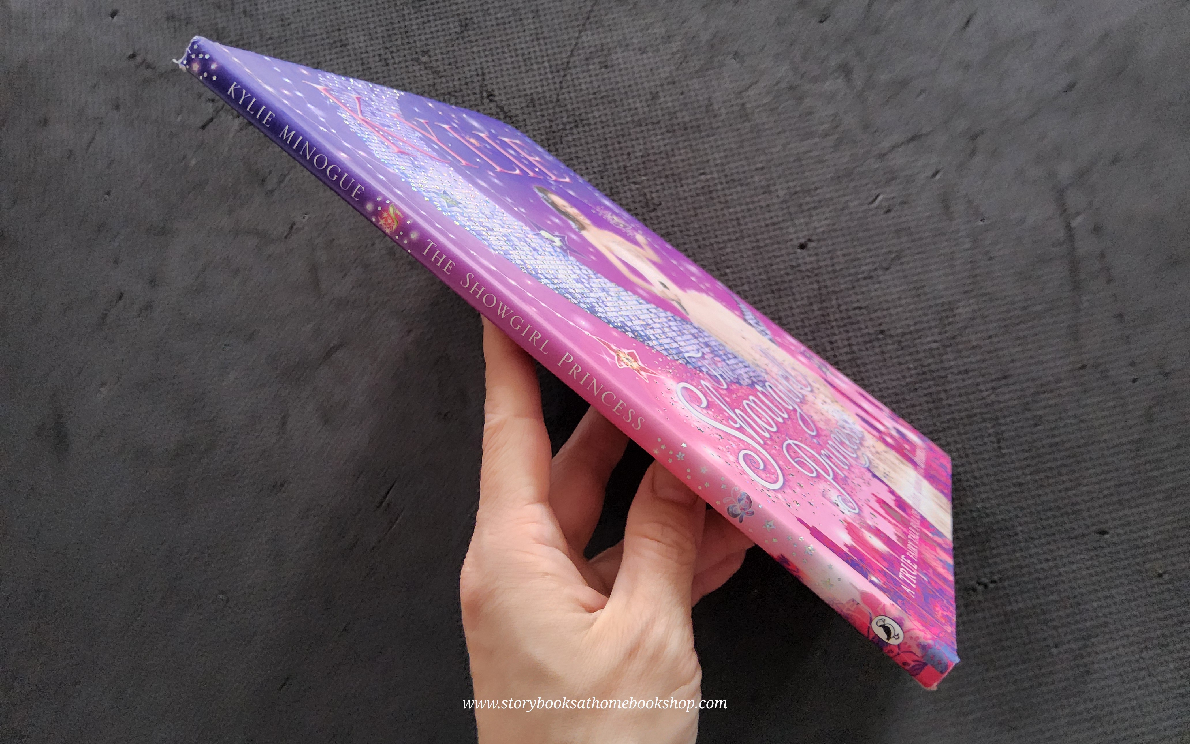 หนังสือนิทานปกแข็ง** 🍅KYLIE THE SHOWGIRL PRINCESS: ATUR FAIRY TALE FULL OF GLITTER,GLAMOUR AND DREAM!