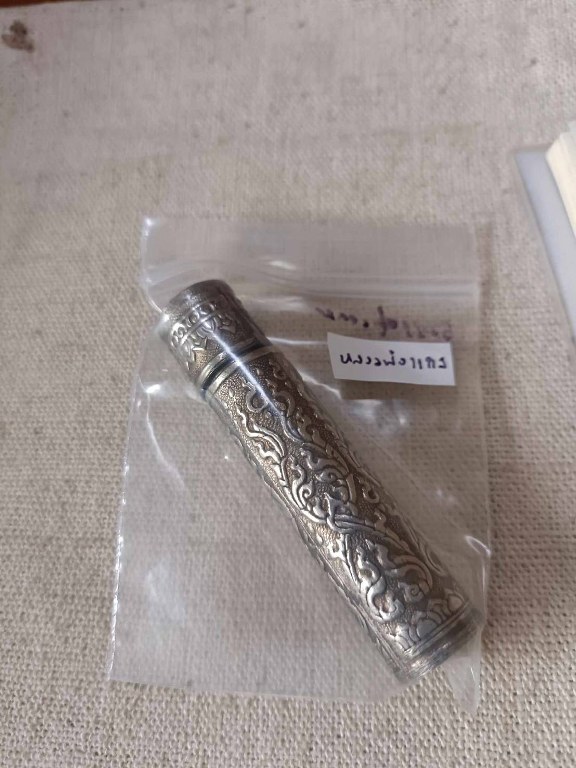 พระทันตธาตุ หลวงพ่่อแกง วัดน้ำบึง อ.ท่าปลา จ.อุตรดิตถ์ ได้มาจากคุณวินัย อายุ 84 ปี อดีตนายอำเภอ หลายพื้นที่ คุณวินัย ท่านได้รับพระทันตธาตุหลวงพ่่อแกง จากมือหลวงพ่อแกง เมื่อปี 2550 เพราะท่านได้ถวายตัวเป็นศิษย์ ทำบุญ ช่วยเหลือทางวัดมาตลอดหลายปี