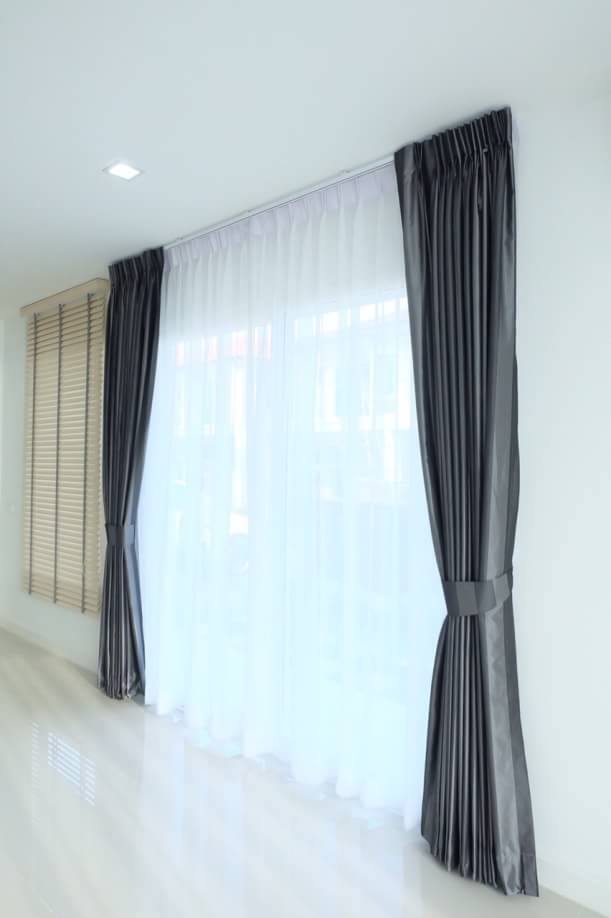 ผ้าม่านจีบ สีเทาเข้มพร้อมผ้าม่านโปร่ง