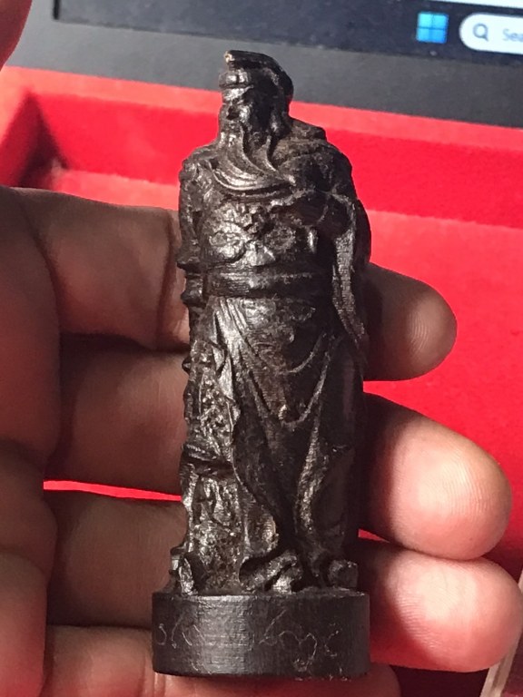 ท่านกวนอู ไม้แกะ มีรอยจาร เนื้อไม้มีสีดำ น้ำหนักไม่มากนัก ได้มาจากอดีตพระวัดพระพุทธบาทห้วยต้ม ชื่อพระจอดี้ เคยรับใช้ครูบาวงศ์ราว ๆ ปี 2537-2543 ท่านเล่าว่าท่านได้มาประมาณปี 2538 ช่างไทยใหญ่แกะถวายให้ครูบาวงศ์เสก เพื่อบูชาติดตัวไปทำงานที่อื่น