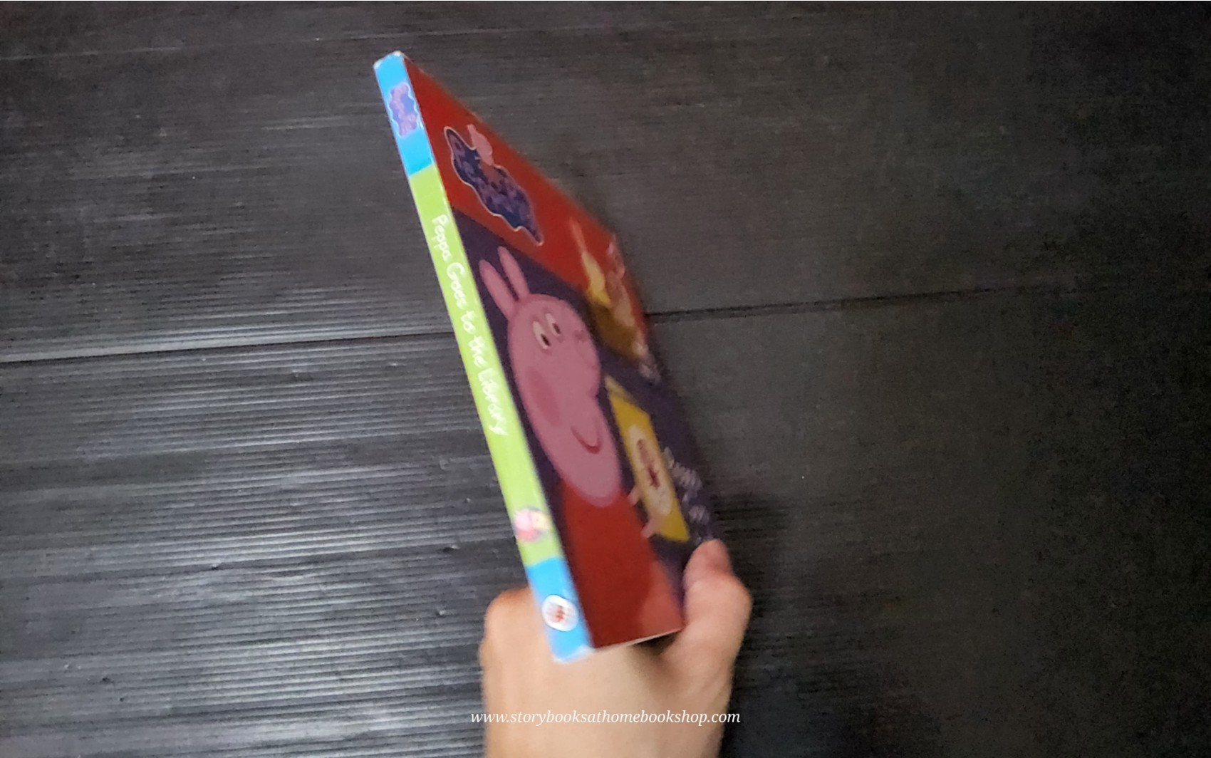 BOARD BOOK ** 🍅🍅PEPPA PIG: PEPPA goes to the library (ปกแข็ง)