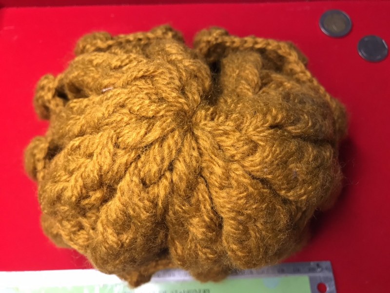 หมวกนี้ได้มาจากคุณลุงพิษณุ ฤทัยรัตน์เจริญ ปัจจุบัยอายุกว่า ๖๐ ปีแล้ว เป็นชาวกะเหรี่ยงชาวห้วยต้ม หลวงปู่ได้ให้หมวกนี้แก่คุณลุงเมื่อคราวเดินทางไปเชียงราย