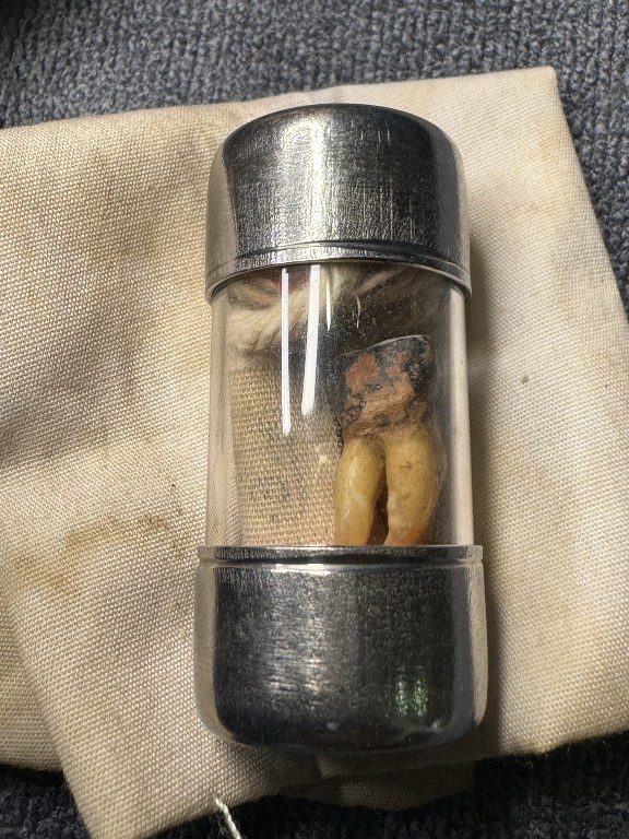 พระทันตธาตุ ครูบาอินทร์ องค์นี้ได้มาจากคุณลุงประเสริฐ อายุ 82 ปี ปัจจุบันยังมีชีวิตอยู่ ลุงประเสริฐ ได้มาจากพ่อผาคำ ซึ่งเสียชีวิตแล้ว พ่อผาคำเป็นศิษย์เรียนวิชา และรับใช้ครูบาอินทร์ ลุงประเสริฐ ได้รับพระทันตธาตุมาจากพ่อผาคำเมื่อปี 2545