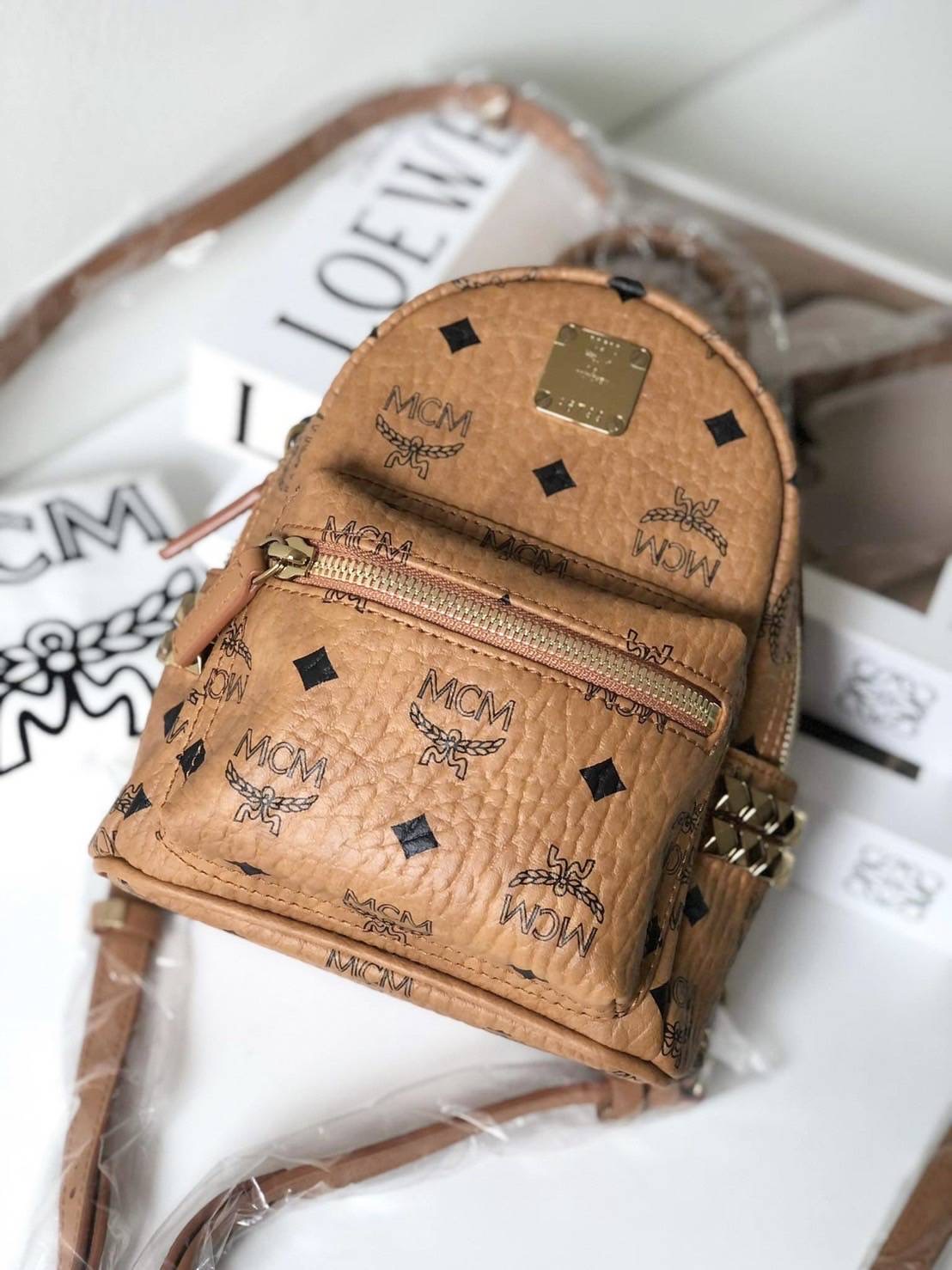 โปร New Mcm Stark Side Studs Bebe Boo X mini Backpack ครอสบอดี้/เป้สะพายได้ ด้านในซับหนัง