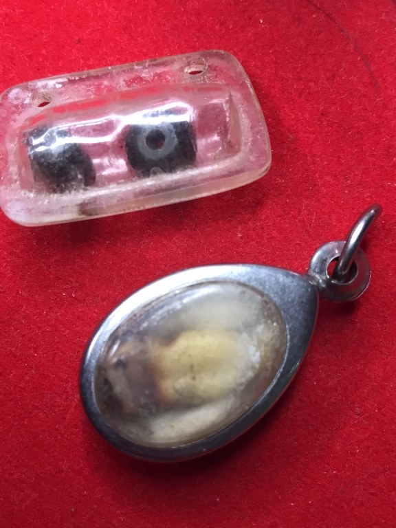 พระทันตธาตุ และเม็ดประคำ ครูบาอินโต คัธวังโส วัดบุญยืน จ.พะเยา ได้มาจากครูประหยัด อายุ ๖๐ ปี (บันทึก พ.ศ.๒๕๖๖) เคยสอนอยู่ที่โรงเรียนสันโค้ง จ.เชียงราย ปัจจุบัน (พ.ศ.๒๕๖๖) เกษียณอายุแล้ว