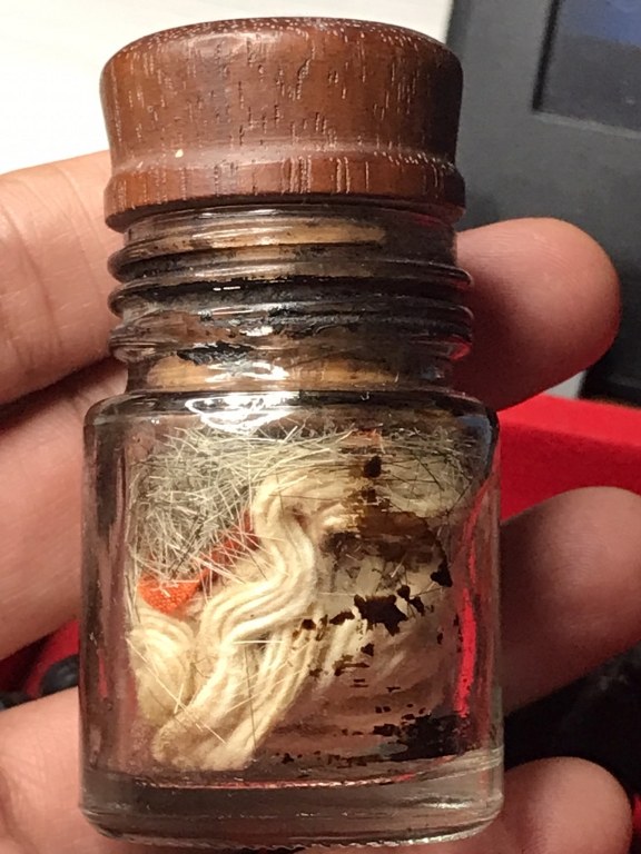 ประคำเม็ดกล้วยป่า พระเกศาพระธาตุข้าวบิณฑ์ หวายเสกเลี่ยมเดิม พระเกศาสายสิญจ์และจีวรหลวงปู่ครูบาชัยยะวงศา วัดพระพุทธบาทห้วยต้ม จ.ลำพูน ประคำ ได้มาจากชาวกะเหรี่ยงห้วยต้มชื่อจาเอ ส่วนชุดพระเกศาพระธาตุข้าวบิณฑ์ หวายเสก จีวรในขวดได้มาจากอดีตพระจอดี๊