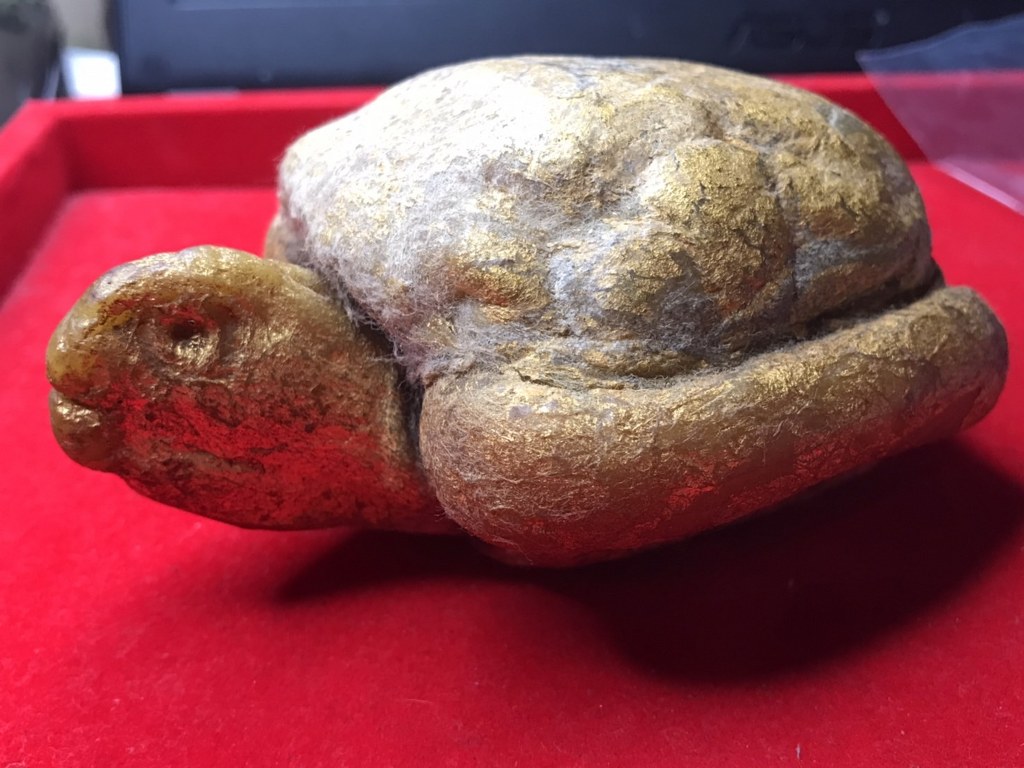 เต่าสำลีี ชุบเทียน ปิดทอง ขนาดบูชา ครูบาชัยยะวงศา วัดพระพุทธบาทห้วยต้ม เจ้าของเดิมชื่ออ้ายชัย อายุ 45 ปี อยู่ อ.บ้านโฮ่ง จ.ลำพูน เคยบวชเป็นพระวัดพระพุทธบาท ห้วยต้มเมื่อปี 2545-2550 อ้ายชัยเล่าว่าท่านได้เช่าต่อจากกะเหรี่ยงลูกศิษย์ครูบาวงศ์