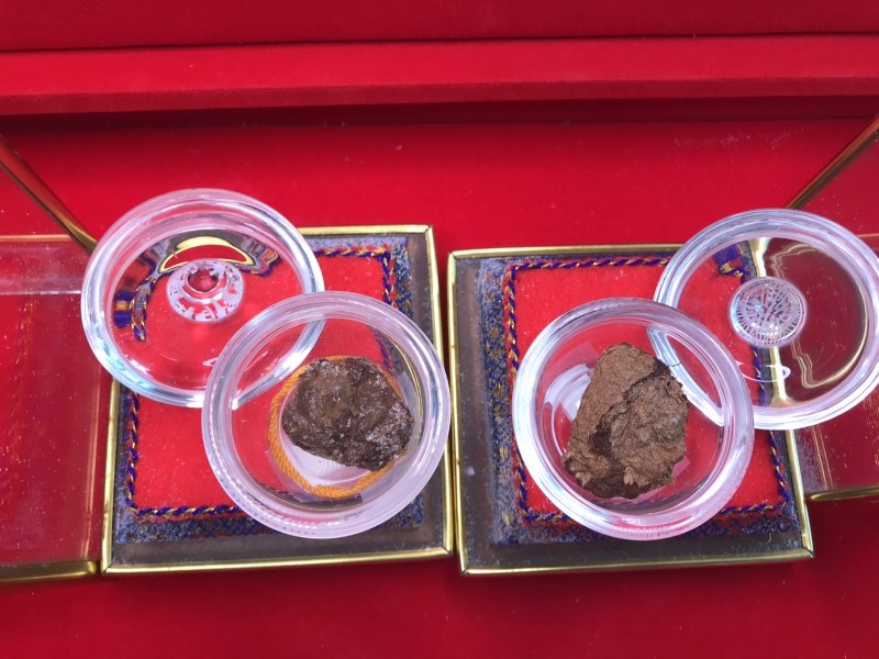 พระชานหมากหลวงปู่ครูบาชัยยะวงศา วัดพระพุทธบาทห้วยต้ม ทั้ง ๒ องค์นี้รับมากับมือหลวงปู่ เมื่อประมาณปี ๒๕๔๑-๒๕๔๓