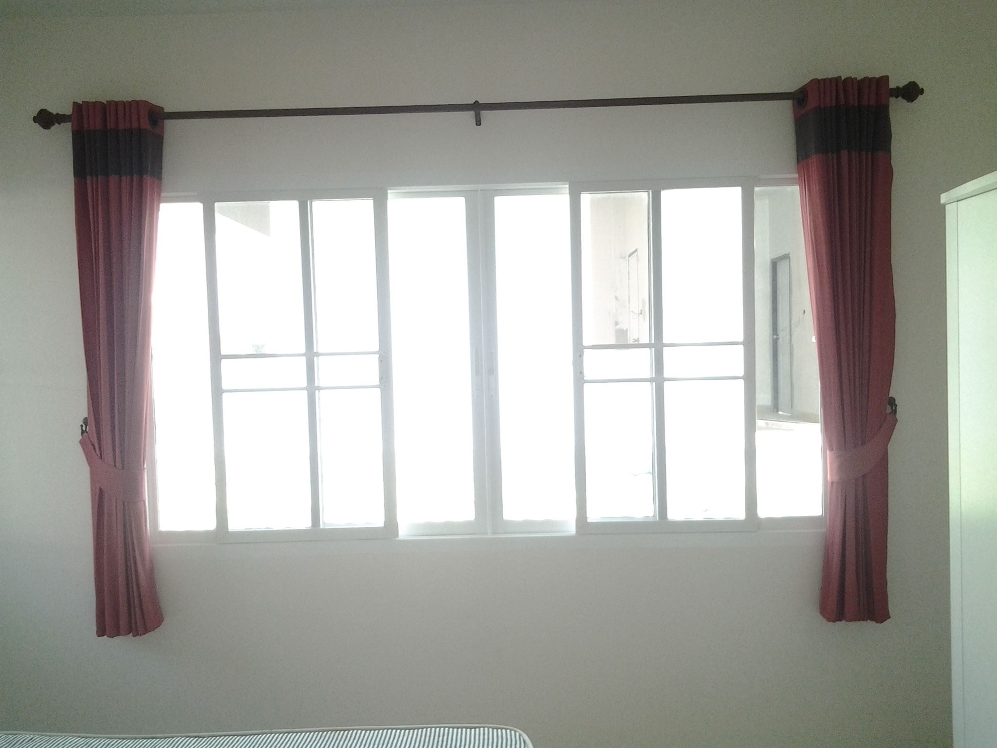 ผ้าม่านตาไก่ สีแดง เพิ่มพลังบวก สีสันในห้อง