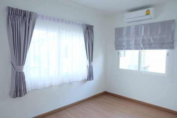ผ้าม่านทึบ โทนสีเทาอ่อน ม่านพับ ผ้าม่านจีบ