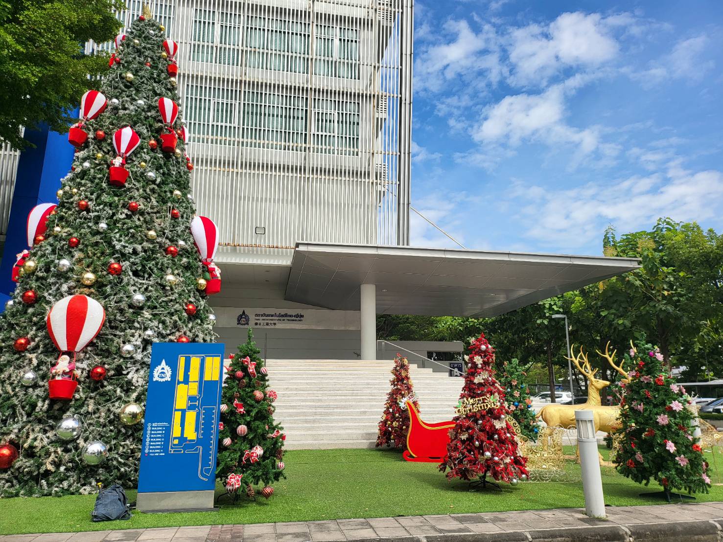 แบบต้นคริสต์มาสปลอม บอลลูน สีสันในวันคริสต์มาสยอดนิยมปีนี้