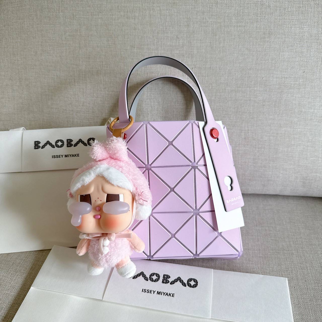New Bao Bao Carat Size Mini Size : 17 x 17 x 6 cm.