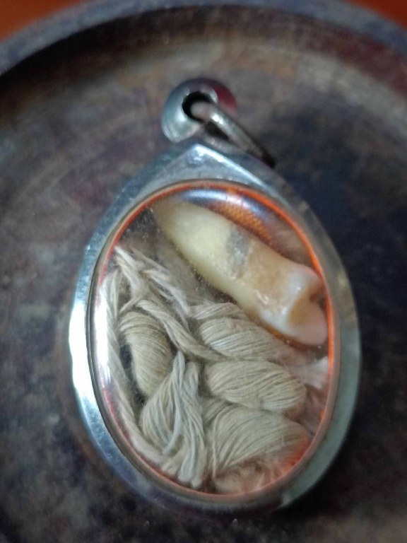 พระทันตธาตุ ครูบาบุญมา วััดบ้านฮวก ต.ภูซาง จ.พะเยา ได้มาจากคุณจักรกฤษณ์ฯ อายุ 45 ปี ได้รับมาจากคุณพ่ออีกทอดหนึ่ง ชื่อสุงเกิด เสียชีวิตเมื่่อ พ.ศ. 2558 ลุงเกิดมีอาชีพ ตำรวจเก่า ใน อ.ภูซาง ท่านเป็นลูกศิษย์คูบาบุญมา ได้รับพระทันตธาตุมาในปี 2548