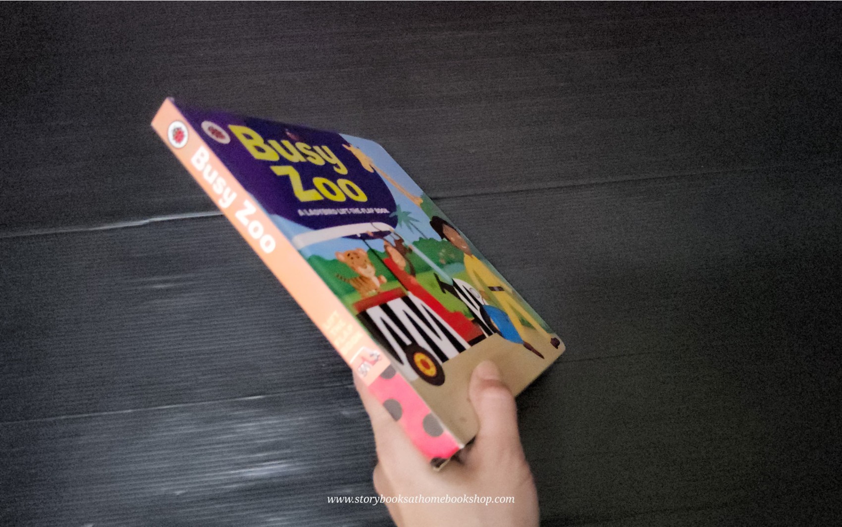 FLAP BOARD BOOK ** ð
BUSY ZOO