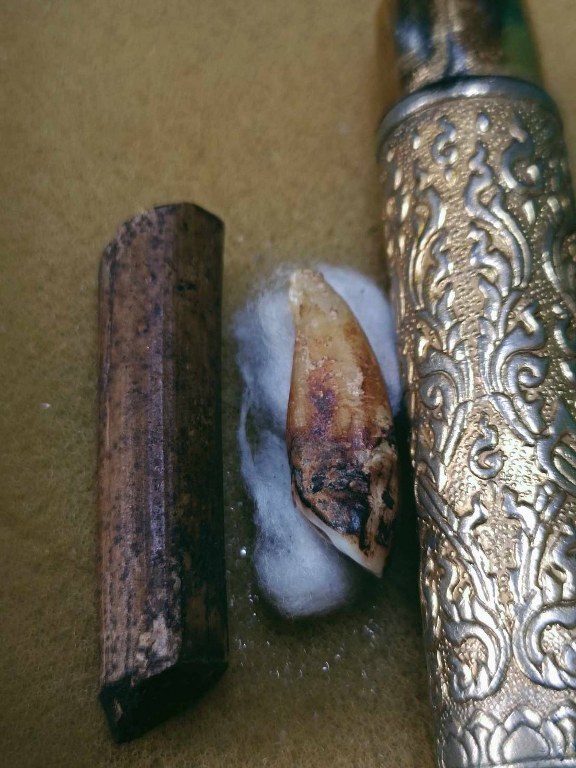 พระทันตธาตุ หวายเสก ครูบาบุุญญาภินันท์ วัดกำแพงงาม อ.หางดง จ.เชียงใหม่ เจ้าของเดิมคือหนานบุญ เสียชีวิตแล้วเมื่อปี 2548 พระทันตธาตุและหวายเสกนี้ ได้มาจากหลานหนานบุญ ชื่อปลั๊ก อายุ 33 ปี ปัจจุบันมีอาชีพ ขายผลไม้ในตลาดแม่วาง จ.เชียงใหม่