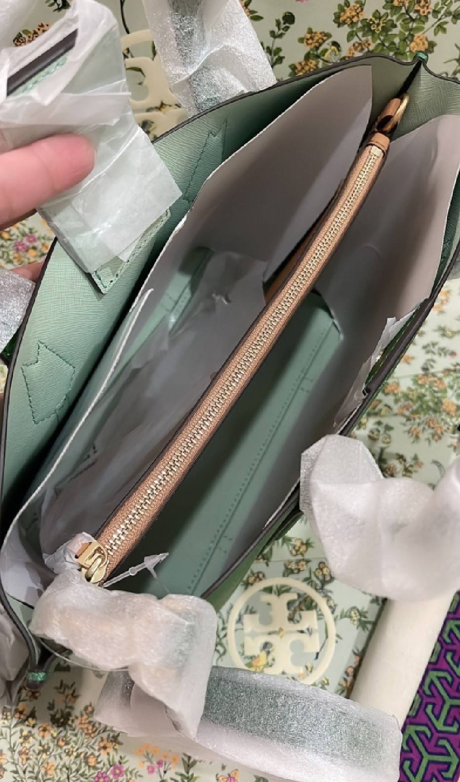 พร้อมส่ง งานช็อป New Tory Burch Perry Small Tripple Compartment Tote สีเขียว Arugula สวยรับทรัพย์สุดปังปุริเย่มากๆ มีสายยาว Crossbody ได้ คุ้มสุดๆ จัดด่วนๆค่า