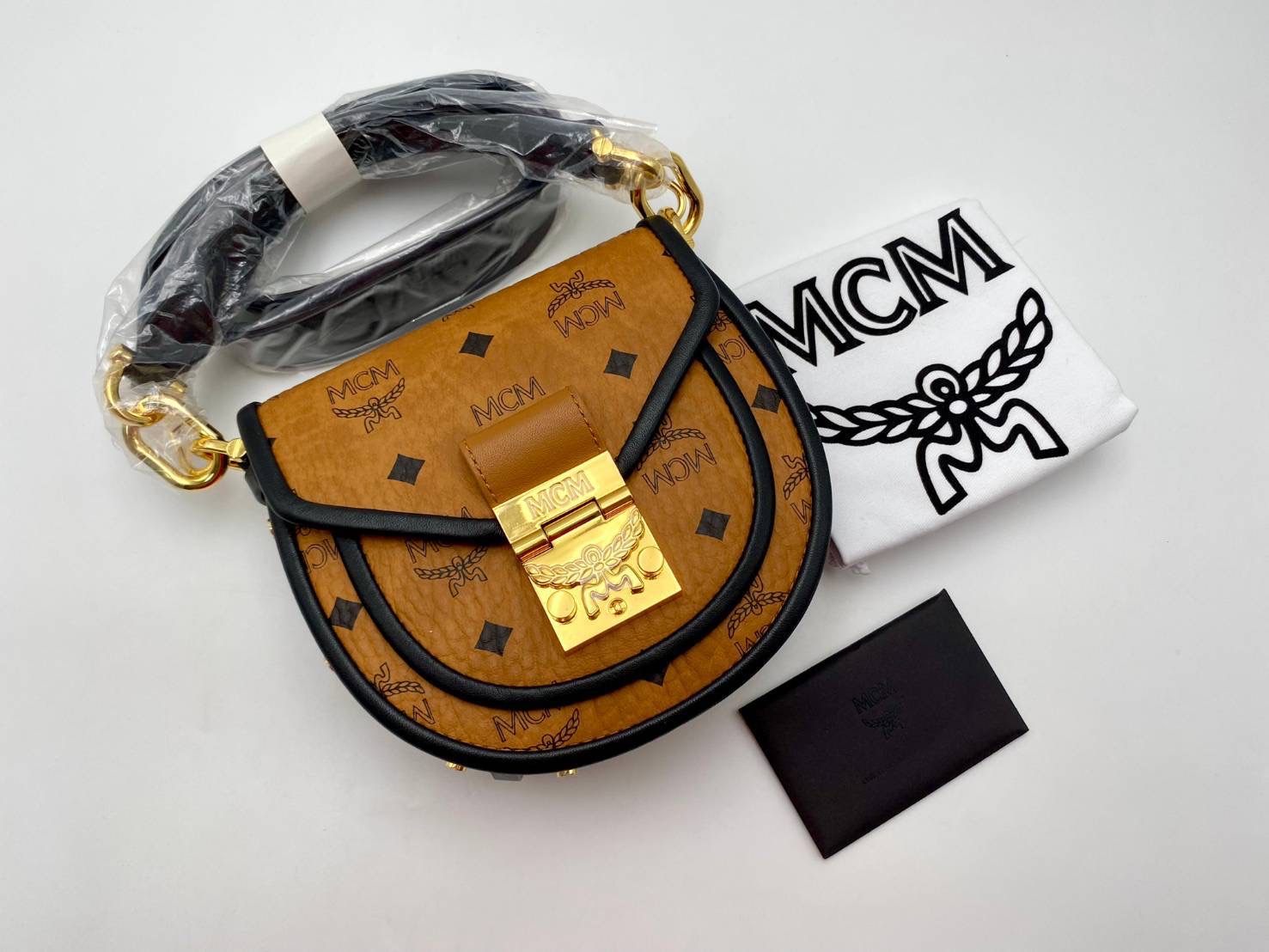 พร้อมส่งรุ่นแม่อั้ม NEW MCM MINI PATRICIA อุปกรณ์ : ถุงผ้า การ์ดเปล่า